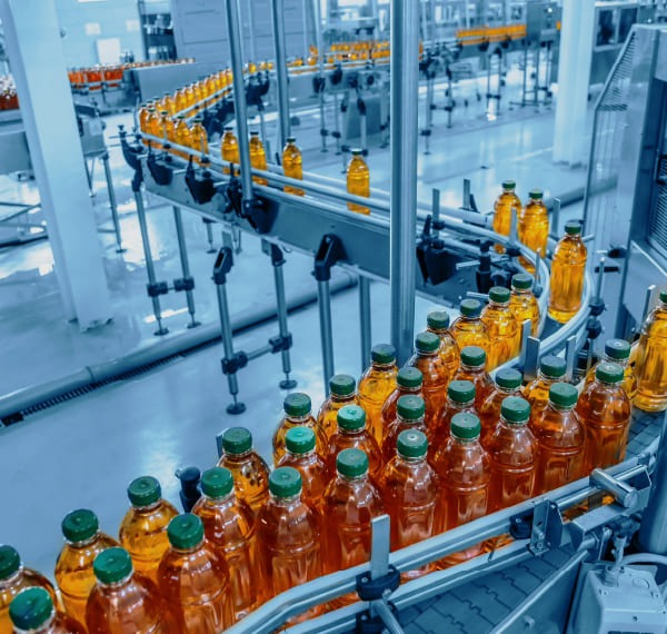 Attrezzatura per officine meccaniche: strumenti professionali per il tuo lavoro Attrezzatura per officine meccaniche: meccanico con chiave inglese e carrello portautensili.